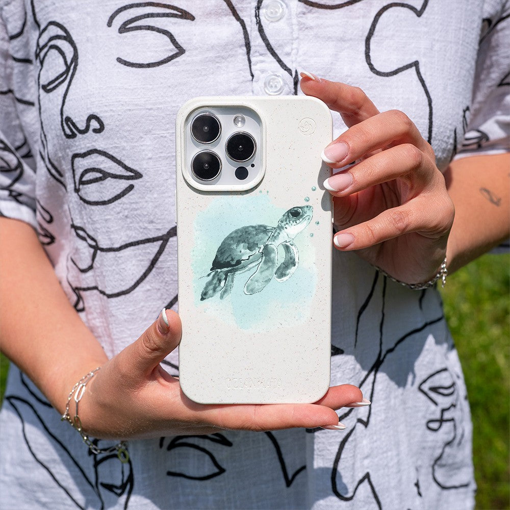 Biologisch abbaubare Handyhülle iPhone 15 pro max Babyturtle — kompostierbar — in der Hand