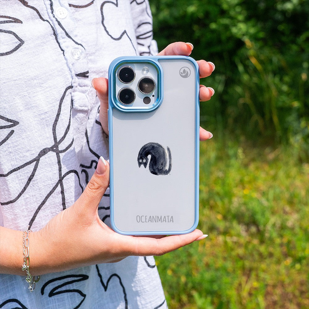 Nachhaltige Handyhülle iPhone 14 Blackcat aus Ocean Plastic — in der Hand