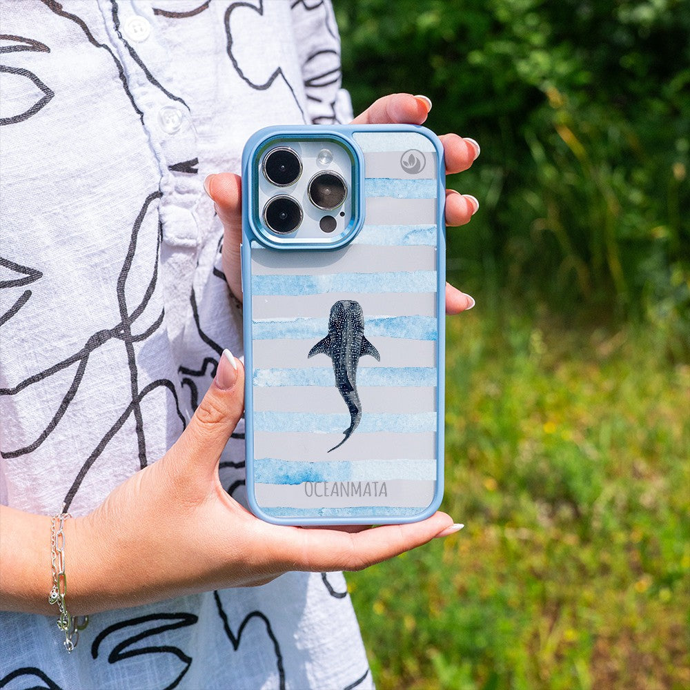 Nachhaltige Handyhülle iPhone 16e Lonewanderer aus Ocean Plastic — in der Hand