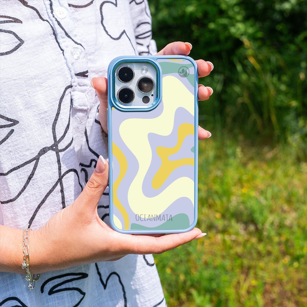 Nachhaltige Handyhülle iPhone 18 Pro Max / 17 Pro Max Retrosummer aus Ocean Plastic — in der Hand
