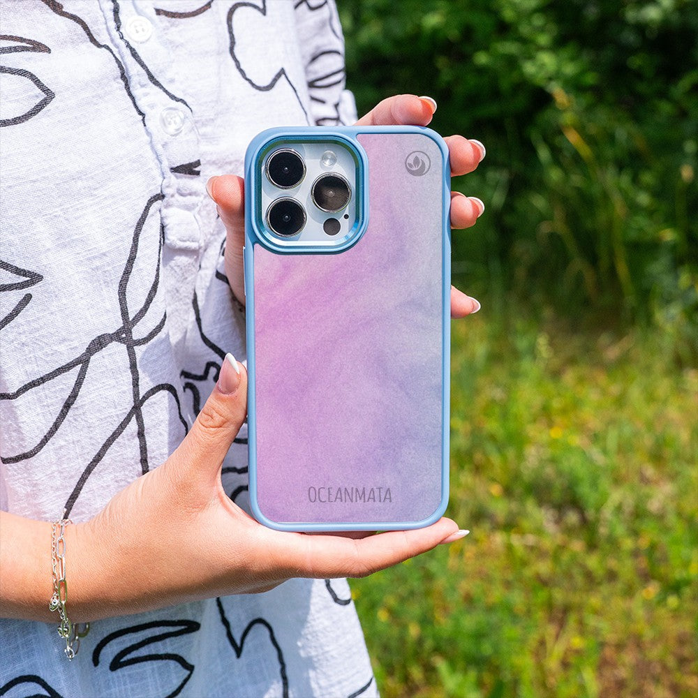 Nachhaltige Handyhülle iPhone 18 Pro Max / 17 Pro Max Sunrise aus Ocean Plastic — in der Hand