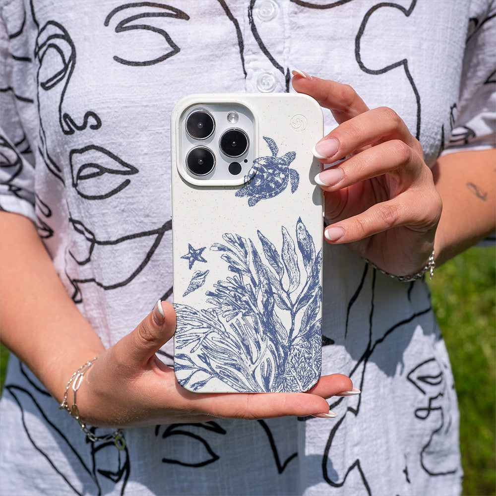 Biologisch abbaubare Handyhülle iPhone 16 Whitesilentwaves — kompostierbar — in der Hand