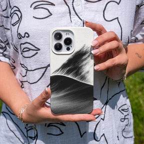 Biologisch abbaubare Handyhülle iPhone 15 60Knots — kompostierbar — in der Hand