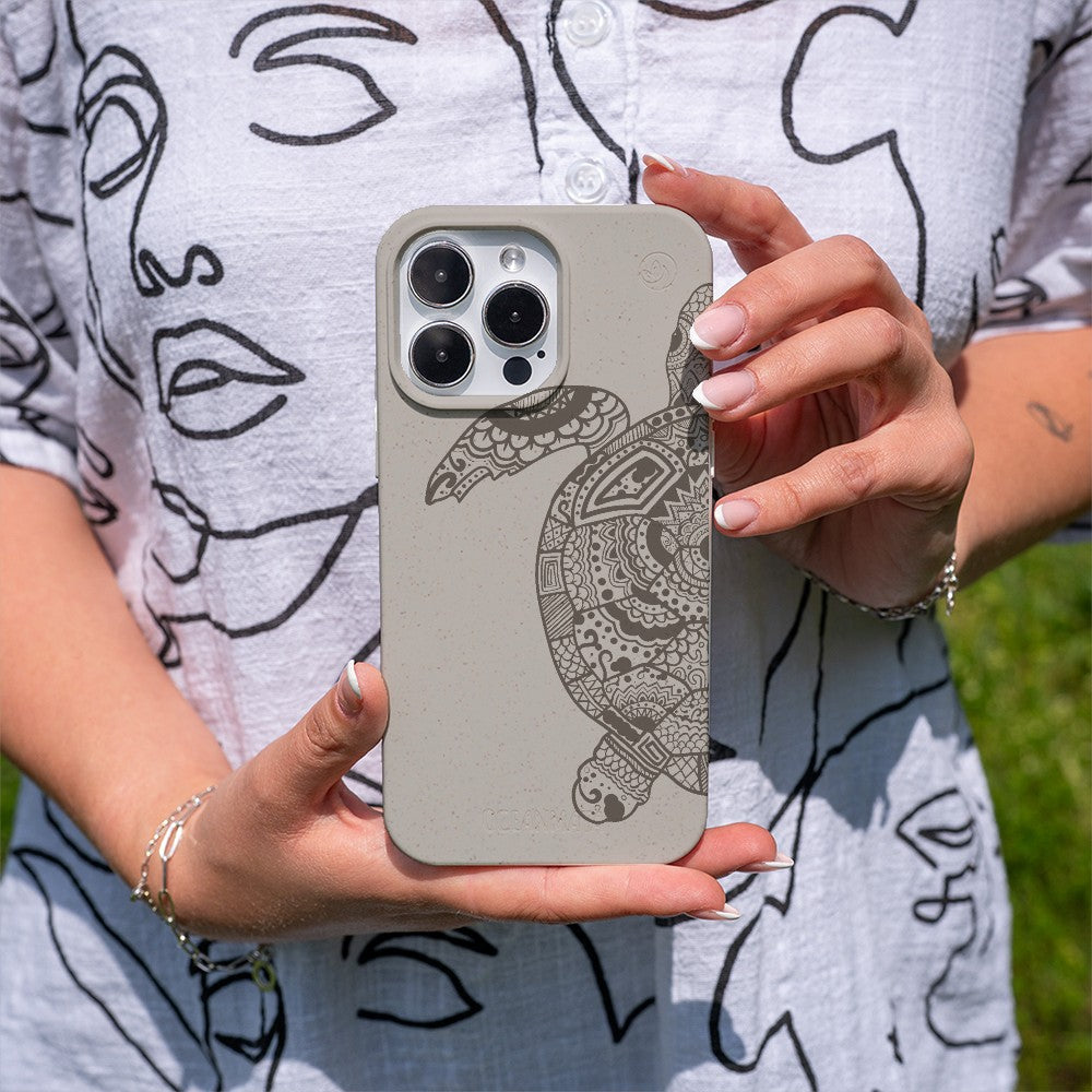 Biologisch abbaubare Handyhülle iPhone 16e Greenturtle — kompostierbar — in der Hand