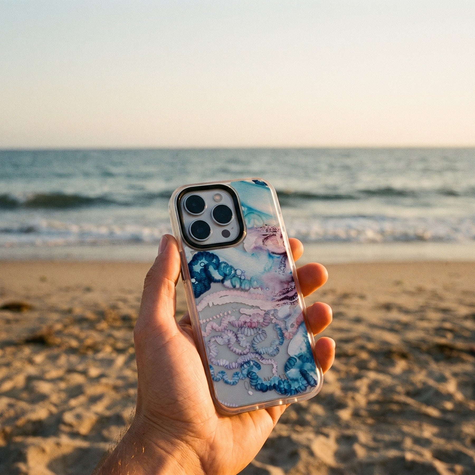 Nachhaltige Handyhülle Samsung S24 Ultra Menowar aus Ocean Plastic — in der Hand