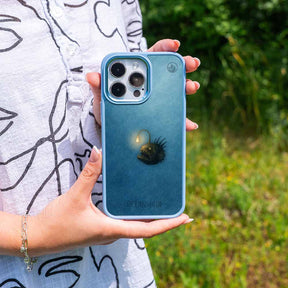 iPhone 16e Hülle - Anglerfisch blau - "Sour" - nachhaltig