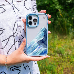 Nachhaltige Handyhülle iPhone 17 Air Mountainblue — in der Hand