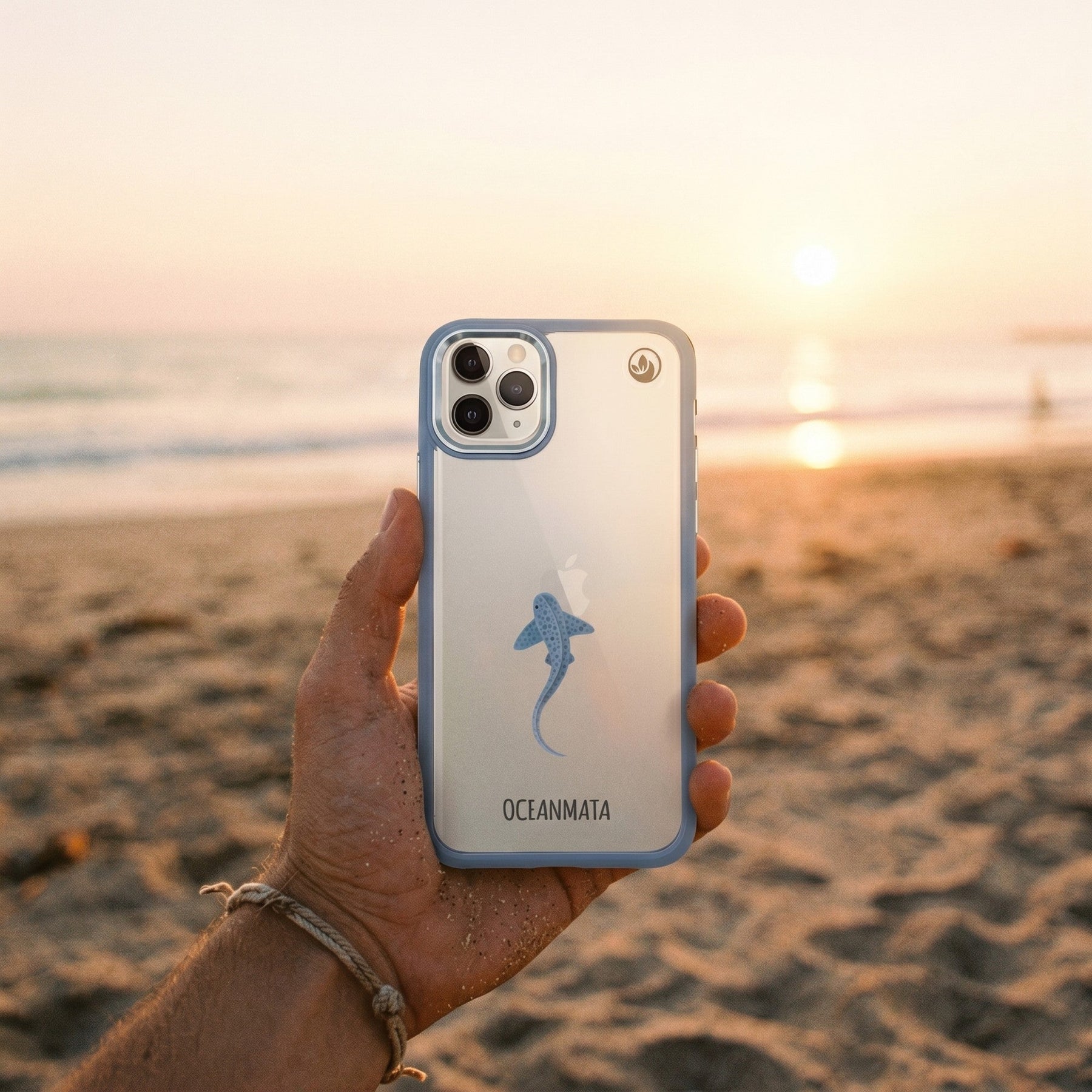 Nachhaltige Handyhülle iPhone 11 pro Blueleopard aus Ocean Plastic — in der Hand [v2]
