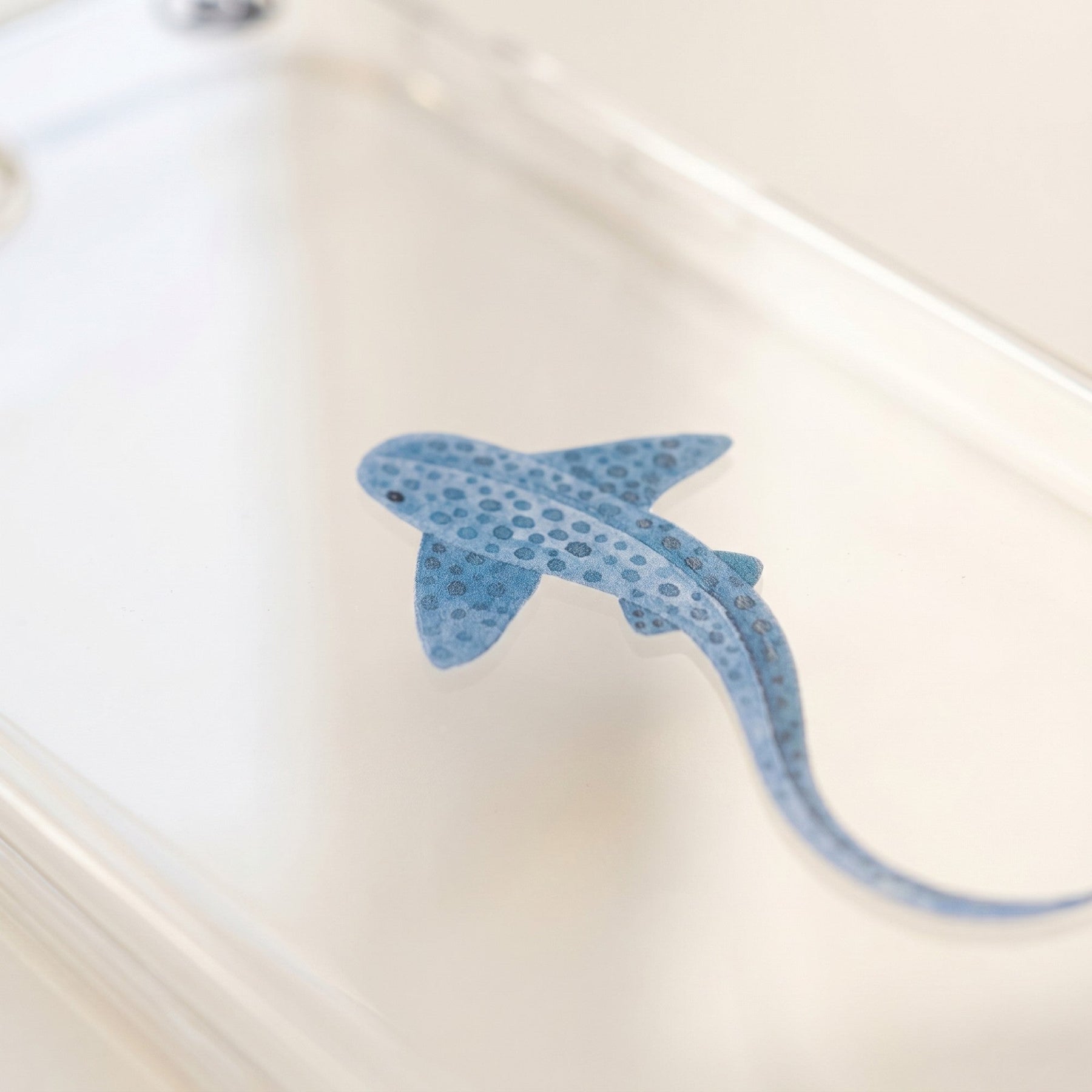 Nachhaltige Handyhülle iPhone 11 pro Blueleopard aus Ocean Plastic — Detailaufnahme Druck [v2]