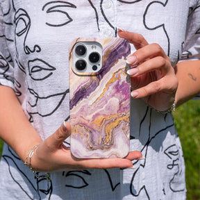 Biologisch abbaubare Handyhülle iPhone 15 pro Pinkmarble — kompostierbar — in der Hand