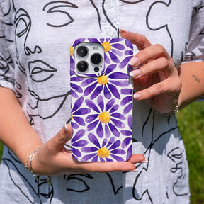 Biologisch abbaubare Handyhülle iPhone 16 pro Purplebloom — kompostierbar — in der Hand