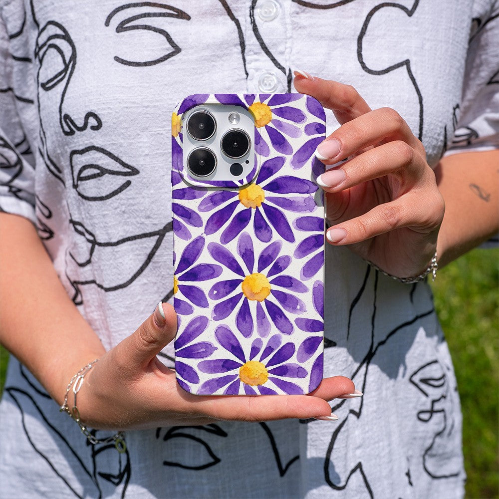 Biologisch abbaubare Handyhülle iPhone 11 Purplebloom — kompostierbar — in der Hand