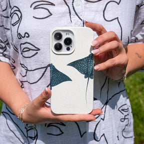 Biologisch abbaubare Handyhülle iPhone 11 pro Raydance — kompostierbar — in der Hand