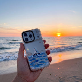 Nachhaltige Handyhülle iPhone 16 Towardsthehorizon aus Ocean Plastic — in der Hand