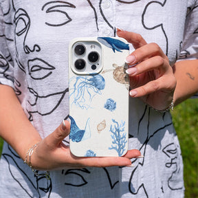 Biologisch abbaubare Handyhülle iPhone 16 pro Turtleandfriends — kompostierbar — in der Hand