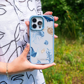 Nachhaltige Handyhülle iPhone 18 Pro / 17 Pro Turtleandfriends aus Ocean Plastic — in der Hand