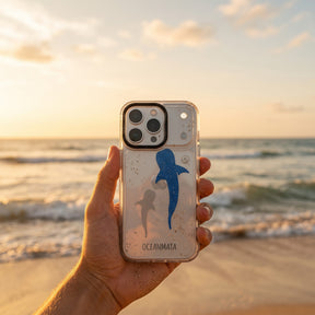 Nachhaltige Handyhülle Samsung S26 Walhai aus Ocean Plastic — in der Hand