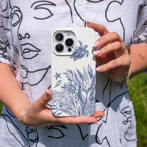 Biologisch abbaubare Handyhülle iPhone 12 pro / iPhone 12 Whitesilentwaves — kompostierbar — in der Hand